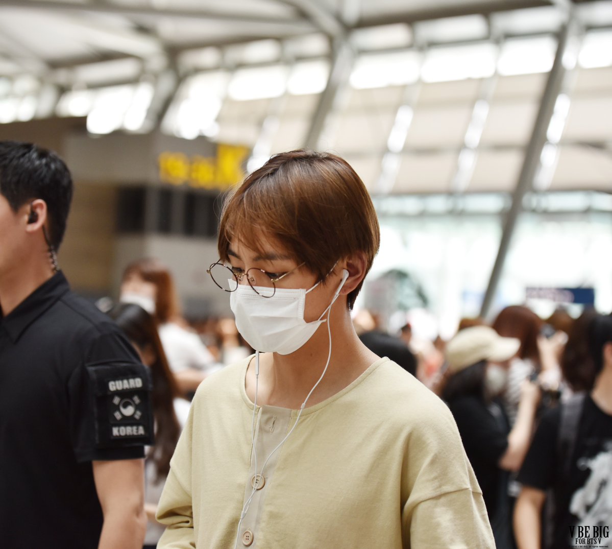 [HQ] 160731 V @ Flying to LA | © V BE BIG #방탄소년단 #태형