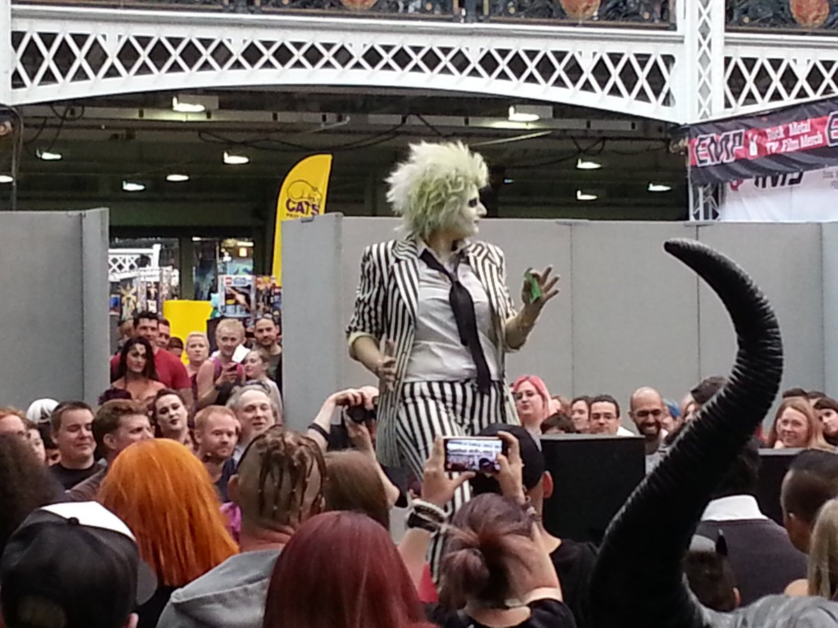 DarkCleoPro's tweet photo. #Beetlejuice having a boogie on our #cosplay stage for the masquerade! #LFCC16 https://t.co/Ee9kEfR9Ns