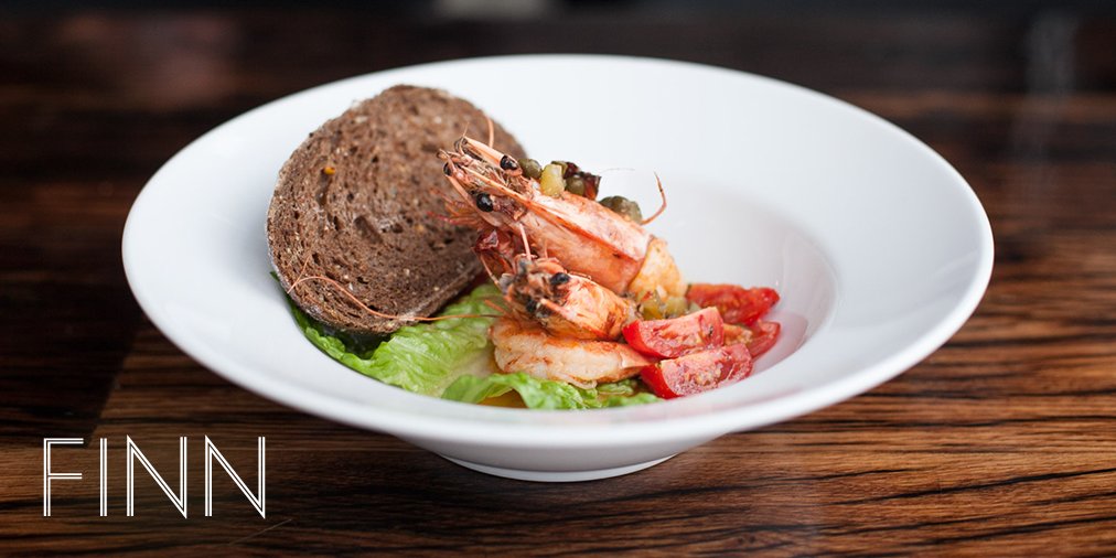 Neem ook eens de reuze gamba als voorgerecht! Geserveerd met salade, dressing en oerbrood. #genieten #Almere