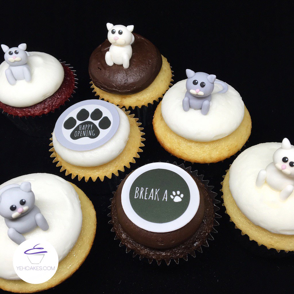 YehCakes's tweet photo. here's to a sweet &amp; purrrfect opening night! #breakapaw #catsthemusical #catsoftwitter @CatsBroadway https://t.co/l6FkZcwn95