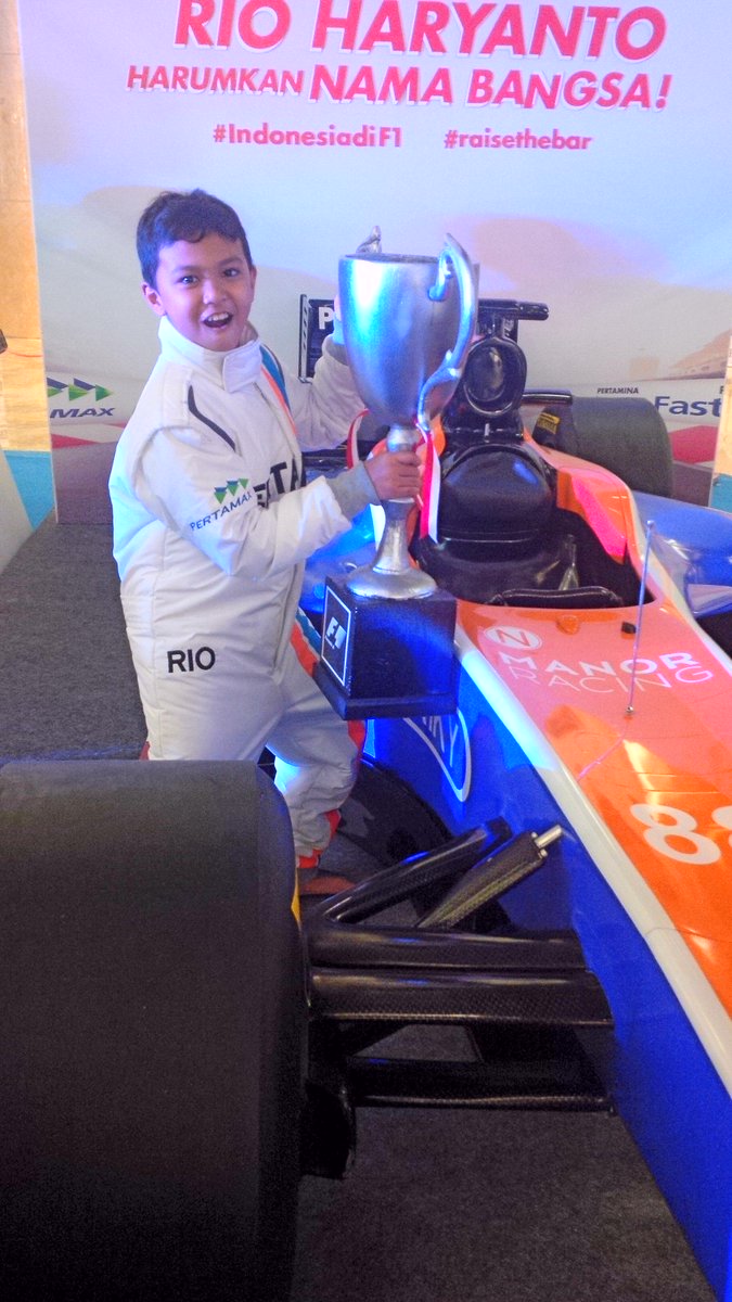 seruuuuu nemenin si kecil main dan akhirnya bisa foto lamborghini Rio di @PTPERTAMINA #PertaminaDays2016