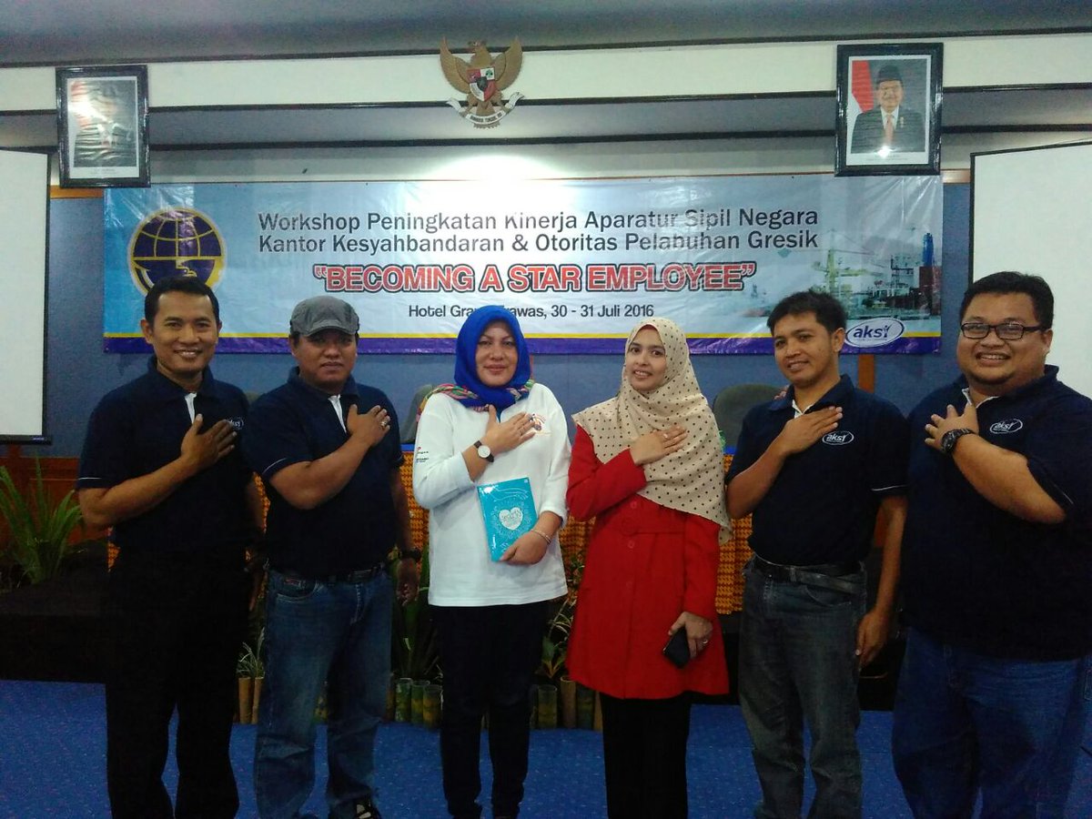shelaoke's tweet photo. Thanks for #qualitytime for #heartyservice with @a_mayangsari #grandtrawashotel @mojokerto 31juli2016 https://t.co/0c3lZKhmPd