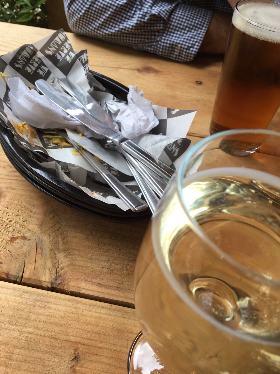 MeganC_T's tweet photo. Demolished our @WeServeHumans lunch @leytonstar Love our new local! #Leyton #local #sundaylunch #yum https://t.co/opAp2z06vp