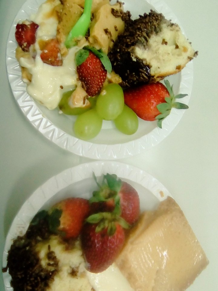 Reehcampoos's tweet photo. Café da manhã com a Cunhaa 😍👭☕🍞🍰🍩🍹 @StephanyAzeved0 https://t.co/QJsulOKSGq