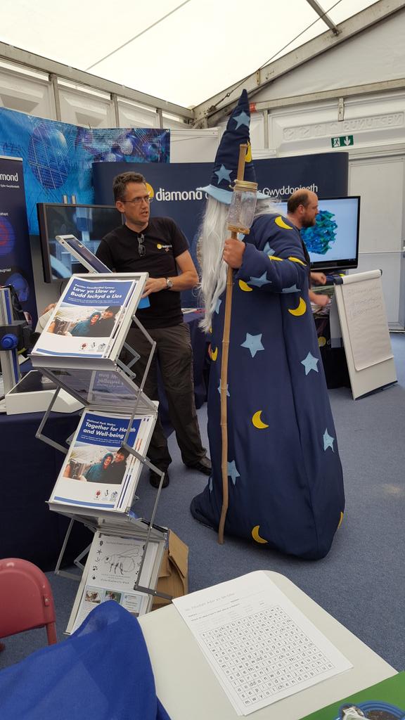 FSACymru's tweet photo. Dyma Myrddin yn dysgu am wyddoniaeth newydd gyda @DiamondLightSou yn yr @eisteddfod #Gwyddoniaeth #Tystiolaeth https://t.co/n2S5CRY46b