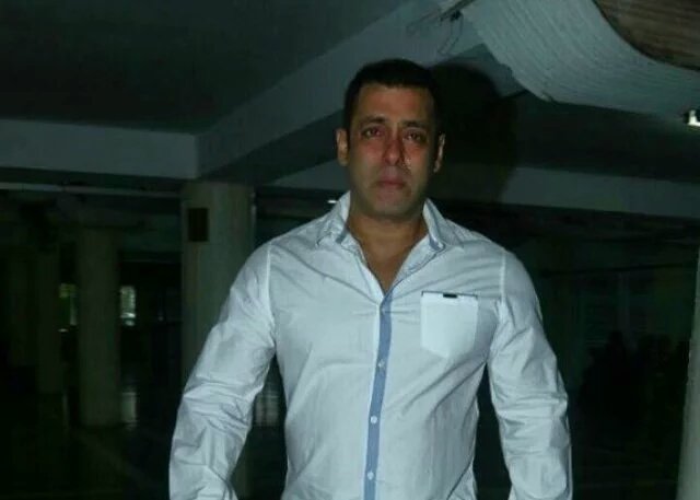 salmankhan_club's tweet photo. @BeingSalmanKhan Breaks Down At Prayer Meet Of Rajat Barjatya
#SundayWithSULTAN https://t.co/G8a66gGBub