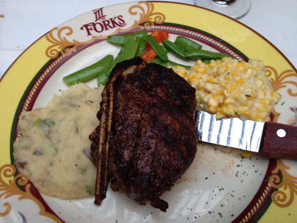 tzhionnewatson's tweet photo. Ate like a boss last night . This expensive steak was the best ever😂😂😂 #IIIForks https://t.co/51Cb1E2sAT