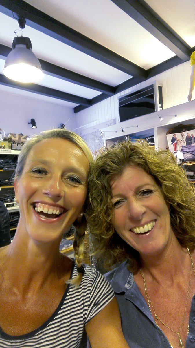 runninganja's tweet photo. Haha kom ik in Lemmer staat mijn hardloop twitter insta maatje in de winkel @MarjanDijken :-) https://t.co/2NDsAdzw0A