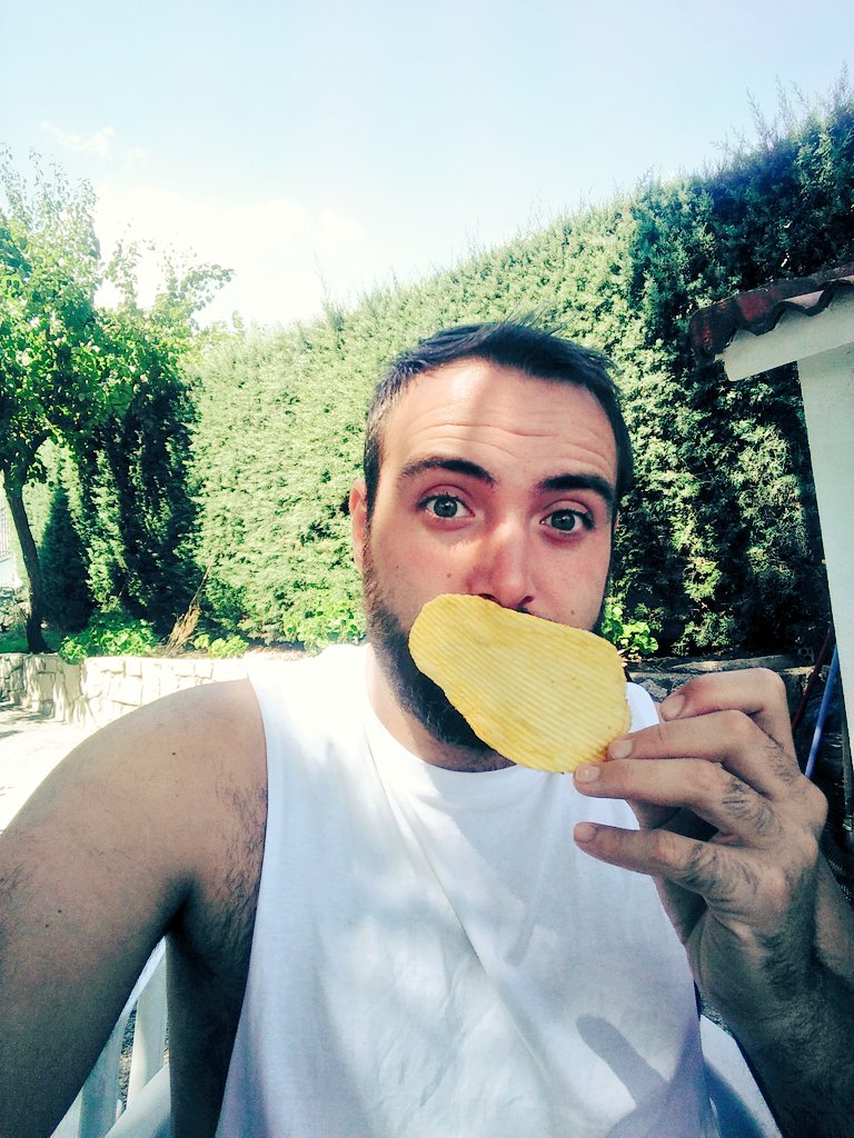 FelixCastillo40's tweet photo. Con la cantidad que viene en las bolsas de patatas fritas está podría haber sido la única de la bolsa 😂 #Pataton https://t.co/tNTpbaWcO2