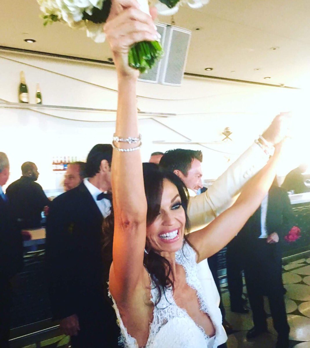 TiffanyHendra's tweet image. So thrilled @styledbylaurie had her dream wedding! Such a magical night! Congrats to the Kings 💑 #ForeverKing 👑