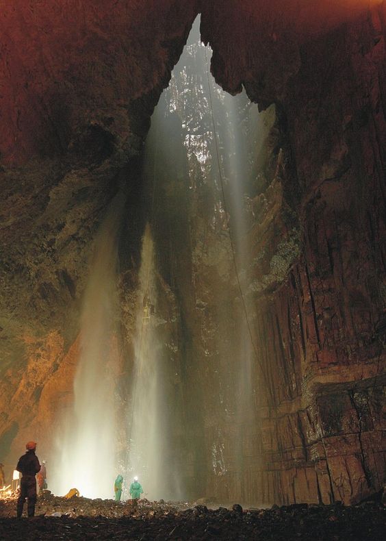 OutDoorsGPS's tweet photo. Bottom of Gaping Gill, Yorkshire. 😍

Britain's highest unbroken waterfall plunges approximately 328 ft! https://t.co/k0l8IkDUmS