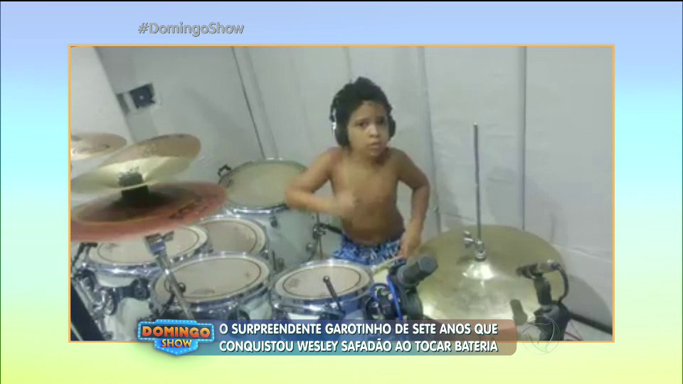 domingo_record's tweet photo. Bom dia, amigos! O #DomingoShow já começou 😃 Conheça, agora, o garoto de 7 anos que toca bateria como gente grande https://t.co/t7Gltk9kKQ