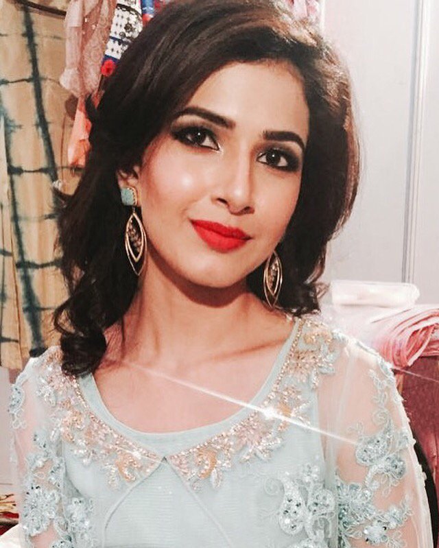 sharma_bhavyata's tweet photo. #showtime #backstageclick ❤️✨ https://t.co/T64kHwmB9w