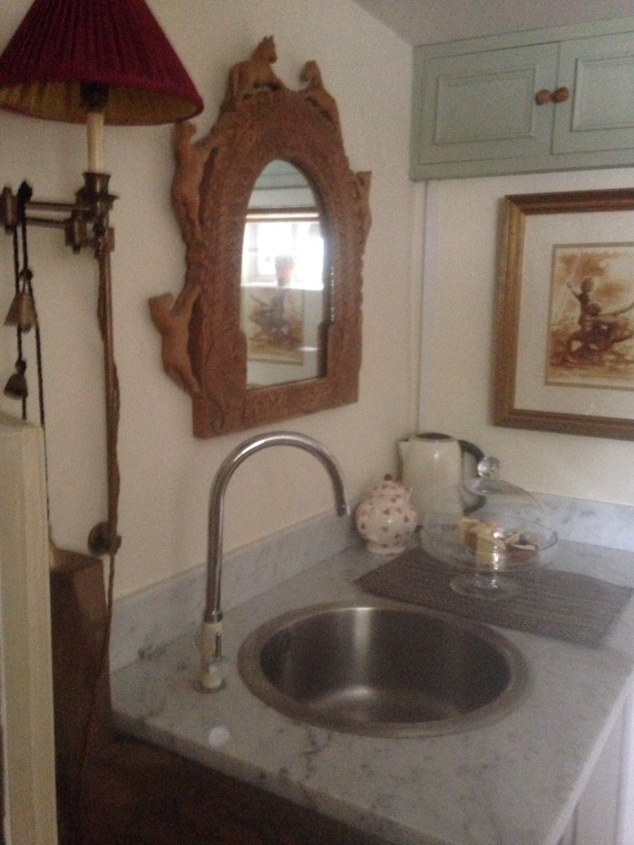 HelmsleyBandB's tweet photo. World-Stopping News: July's improvement to the Garden Cottage...kitchen unit &amp; built-in champagne fridge! https://t.co/KtoV1n0zlp
