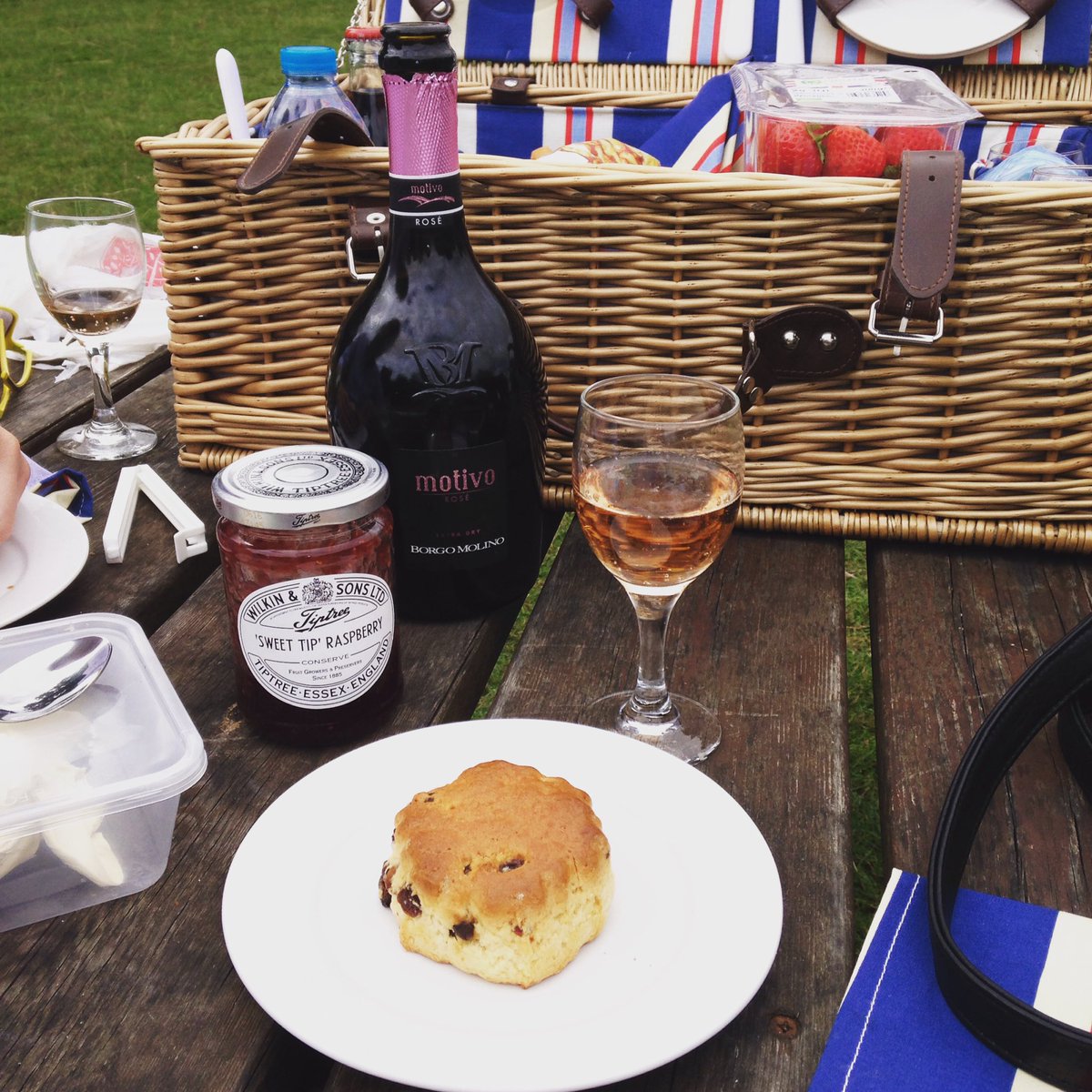 RazorEdgeMedia1's tweet photo. A picnic is not complete without #tiptreejam #tiptreejamfactory #champagne #britishsummer #hatfield https://t.co/dXafAdE592