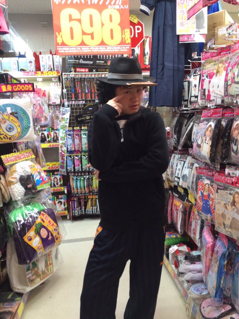 広岡くんやってくれました！

めっちゃ安いやんとおもって買ったらしいです
そりゃそーやわな、片手やもんな
さっき気づいたらしいです。