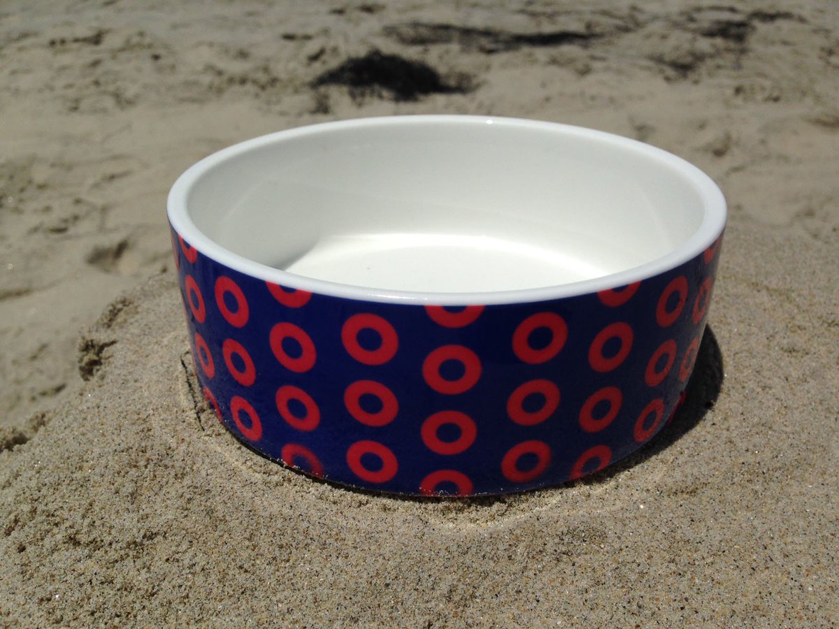 offcenterinc's tweet photo. Our pets are phans too! Ceramic pet bowls here: https://t.co/8mVKQeBfr1 #fishmaneverything #fishmandonuts #petphans https://t.co/UsF3w4WOVX