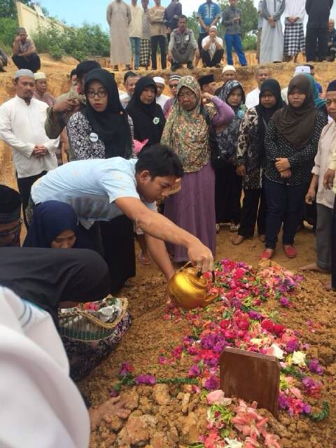 Semoga Alm Ayah saya yang baru 3 hari lalu meninggal. menjadi Islam yang KhusnulKhotimah Amien Yra. mohon Doanya yah