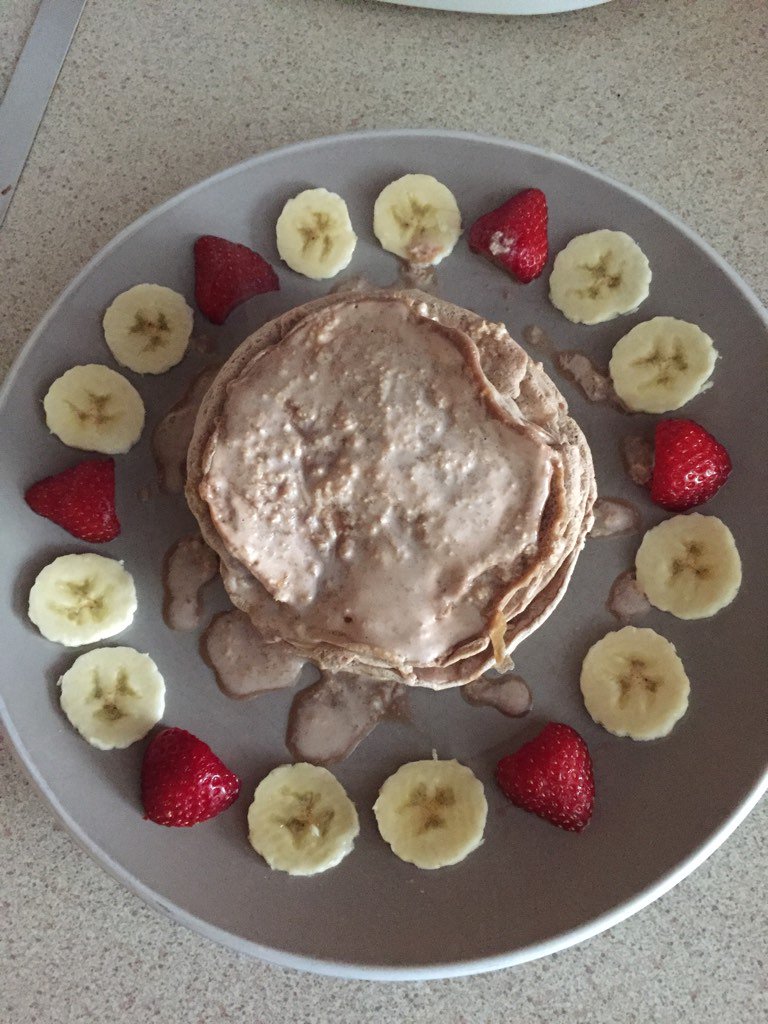 Delicious healthy protein pancakes made with <a href="/nutramino/">Nutramino</a> chocolate whey protein🍌🍓🍫💪👌😄
