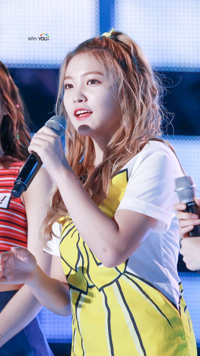adorablecandy81's tweet photo. #2YearsWithRedVelvet
160618 땡큐콘서트 #예리 #레드벨벳 
원본링크
https://t.co/0HWzXlErAb https://t.co/TiJOfKJY4w