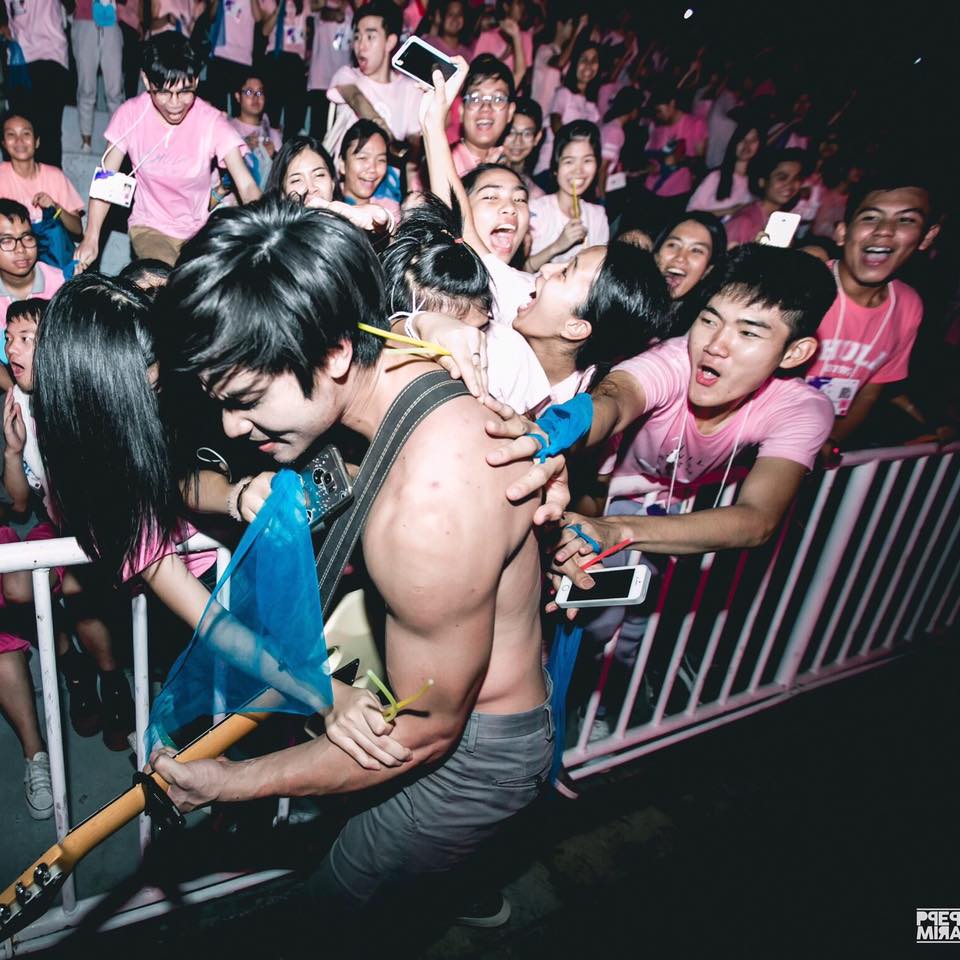 chulacuteboy's tweet photo. เมื่อมือกีต้าร์ของวง #TheMousses ถอดเสื้อที่เฟรชชี่ไนท์เมื่อคืน 55 #Chula100 #CUignite #กูจะไม่ยอมเห็นรูปนี้คนเดียว https://t.co/zBPvghote1