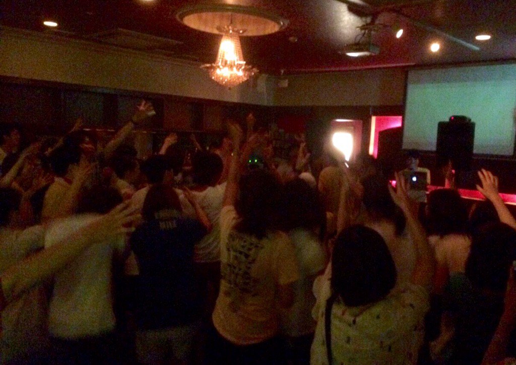 今夜はandymori nightに☆
「Life Is Party」を聴いてたら色々と思い出してジーンときた。ほかにも解散LIVEにはなかった曲で盛り上がったり。
ちなみにジントニックは踊れなくなるぐらいキツいお酒やった(._.)