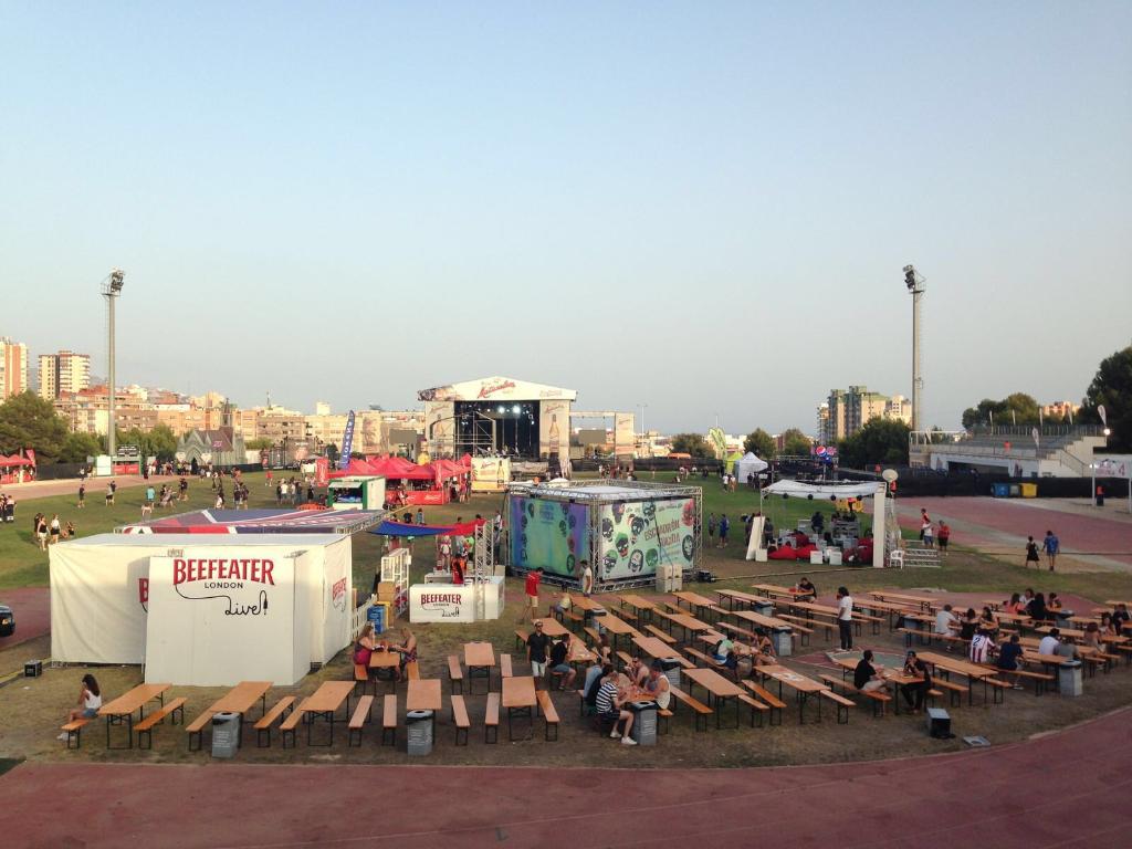 beefeatergin_ES's tweet photo. Preparados para el tercer y último de @lowfestival. ¿Nos acompañáis? #BeefeaterLive https://t.co/7Vq0aGakk0