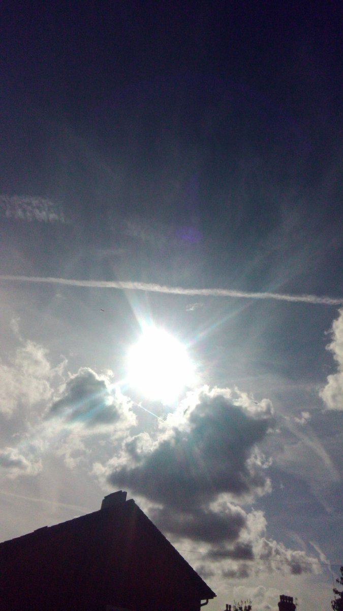 Wood2Wendy's tweet photo. #chemtrails Sunday afternoon https://t.co/QJwDnxh6JQ