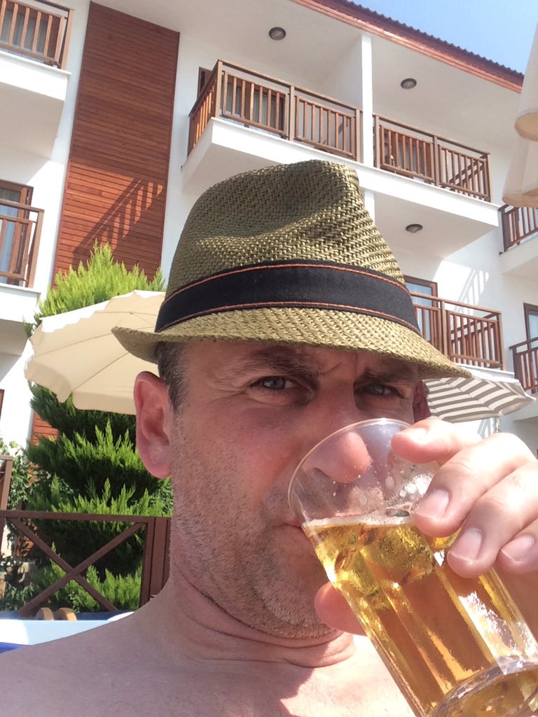 leejaza's tweet photo. Happy holiday #effes #elscorchio🌞🌞🍻🍻 https://t.co/0zTHcEnoJF
