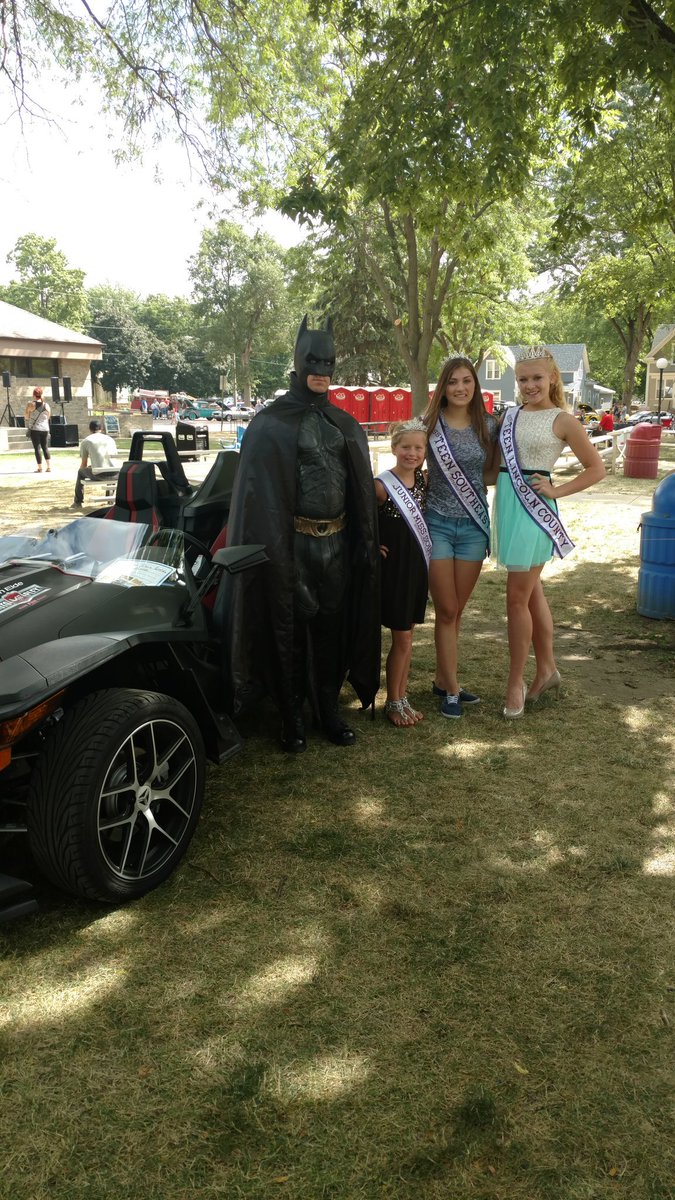 cantonareacar's tweet photo. Batman found The South Dakota International Pageant Queens!

#cantonareacarshow #batman
#sdpageants https://t.co/rL0MzOdQ2A