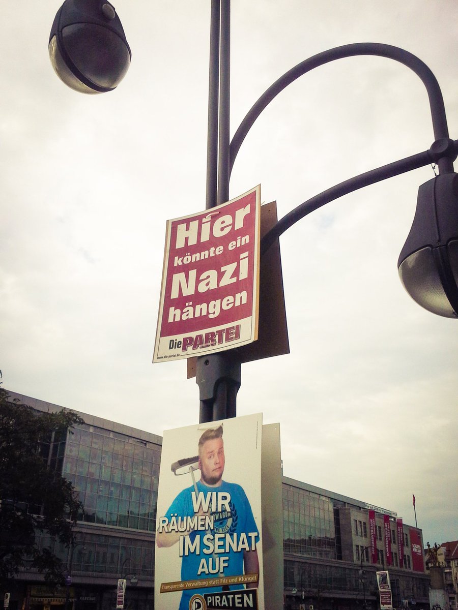 Hängt auch bei Tageslicht gut: Ein Qualitätsplakat der Partei Die PARTEI. #NaziHaengen