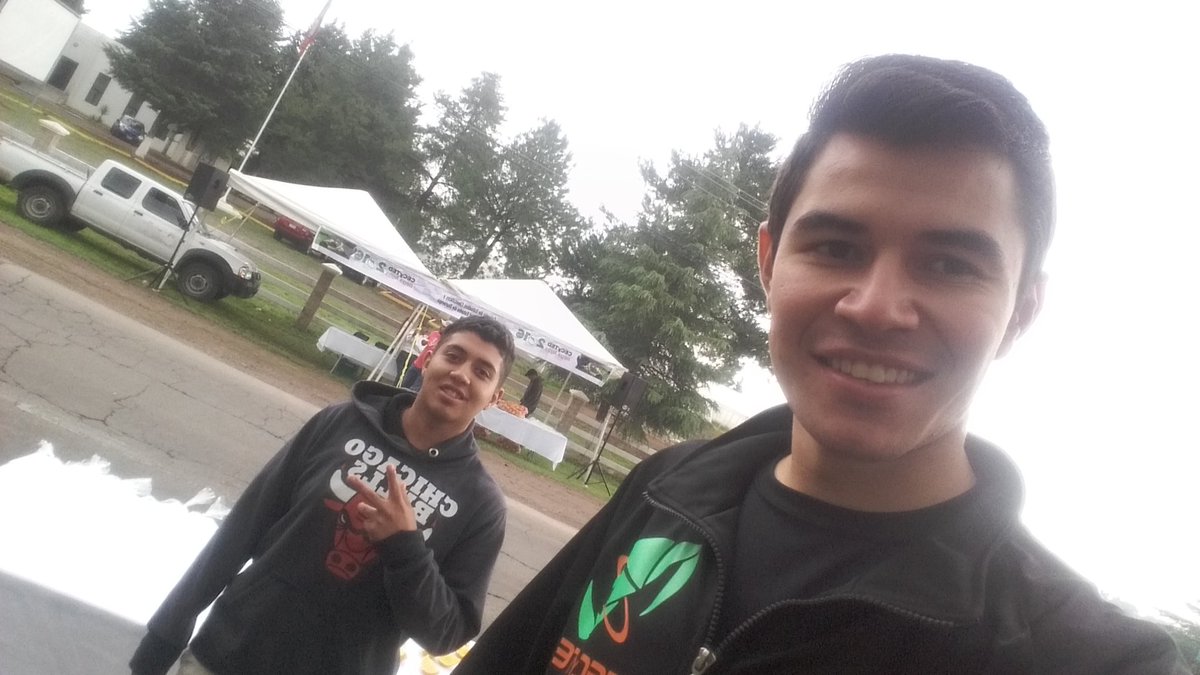 CarlsContrers's tweet photo. Apoyando punto de hidratación CECyTED 
Maratón Villista 2016 https://t.co/z23nVe8Fc5