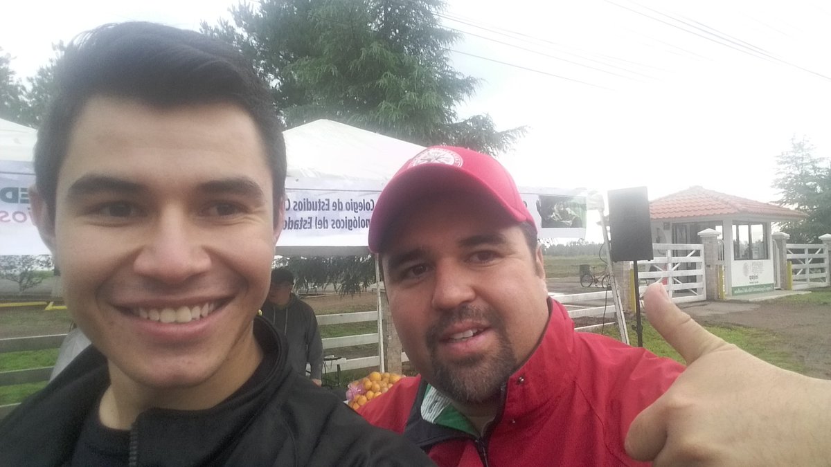 CarlsContrers's tweet photo. Apoyando punto de hidratación CECyTED 
Maratón Villista 2016 https://t.co/z23nVe8Fc5