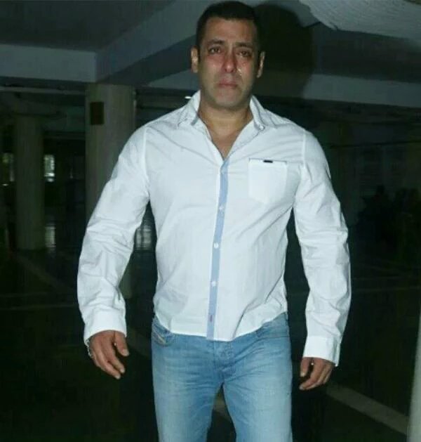 salmankhan_club's tweet photo. #SalmanKhan sir breaks down at his brother #RajjatBarjatya's prayer meet
RIP Rajjat Barjatya🙏
#SundayWithSULTAN https://t.co/2uiBIxu8GB