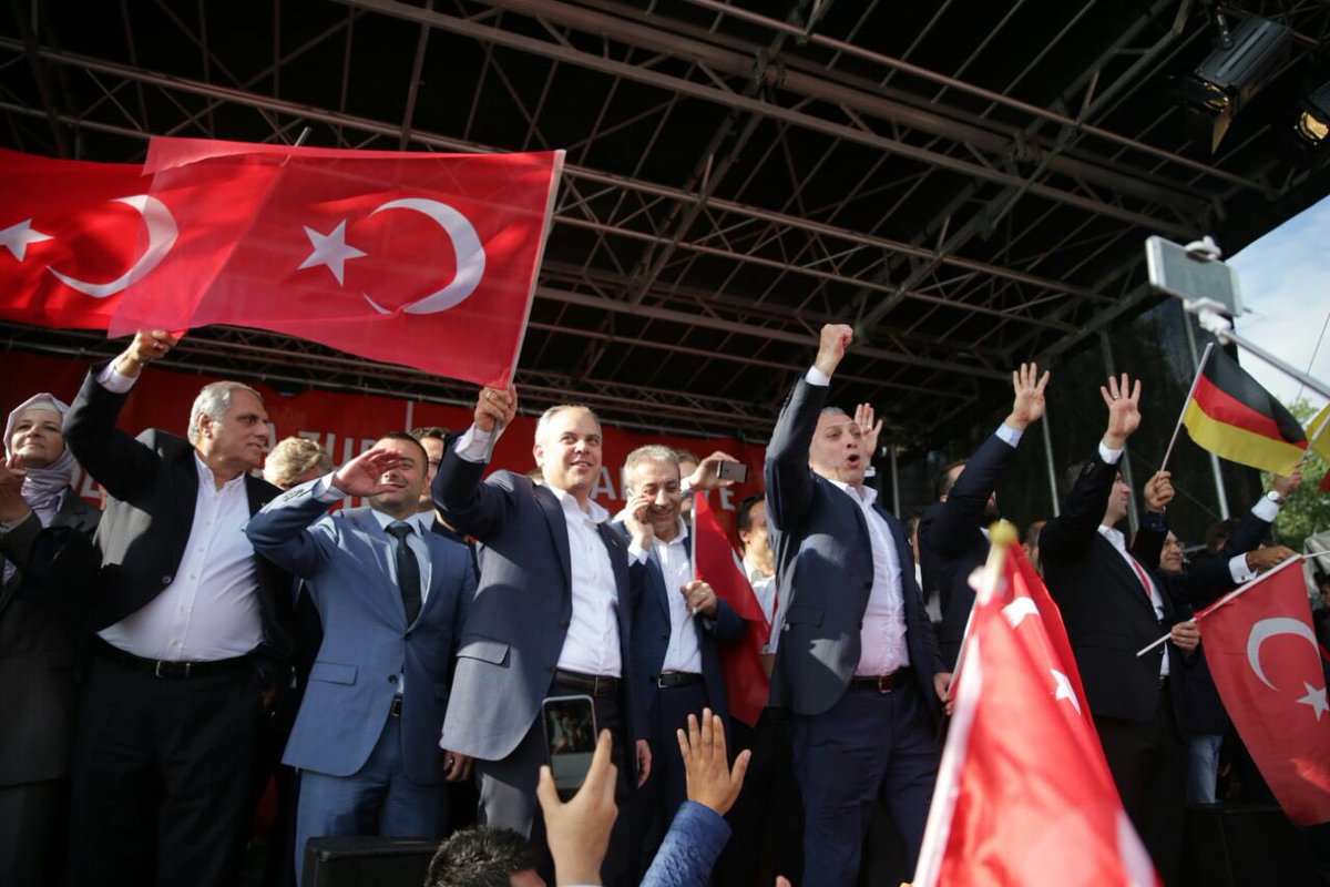 ackilic76's tweet photo. İşte bu güçlü irade varoldukça Türkiye düşmanlarına gün doğmayacak ! 

#KölnDemokrasiNöbetinde https://t.co/WoWkRtNeD8