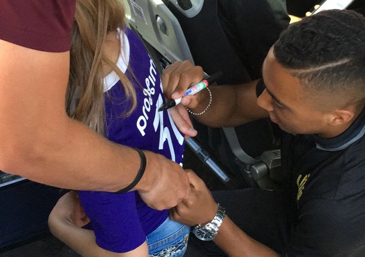 rscanderlecht's tweet photo. René Weiler a rendu une jeune fan très heureuse : https://t.co/kv1CPmWbl3 #RSCA #RSCAfanday https://t.co/XGfDgpLIuf