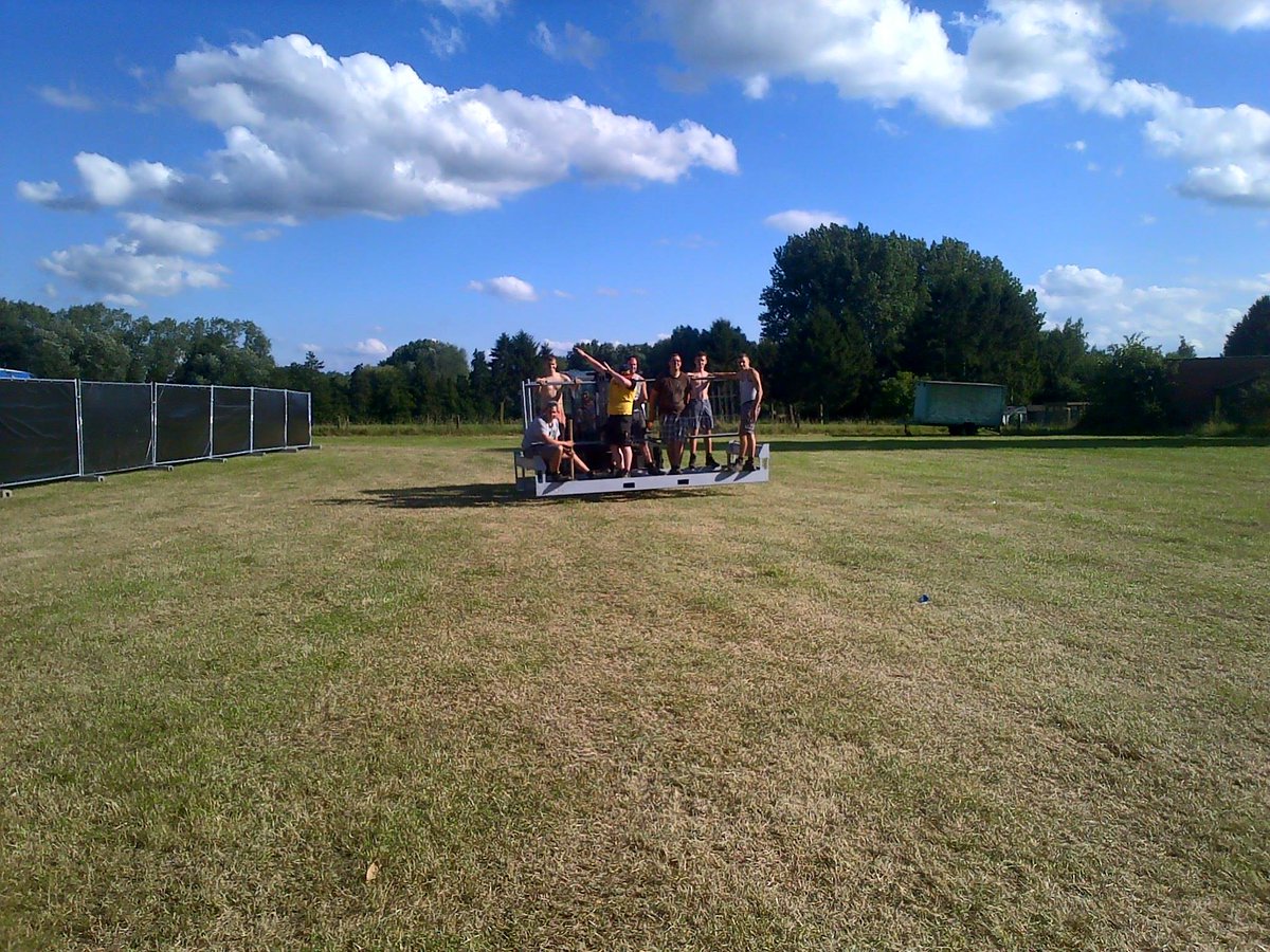 De mannen laten zich rijden in stijl! <a href="/JJP_2016/">Jolly Jumper Party</a> 

#JollyJumperParty2016 #JJP_2016 #Manitou #Fun