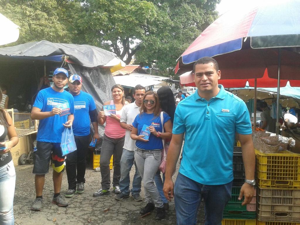 RoscioUNT's tweet photo. El equipo de UNT llevando el mensaje del #REVOCATORIO En el Mercado Municipal #svjm @partidoUNT https://t.co/XYMRc81v7m