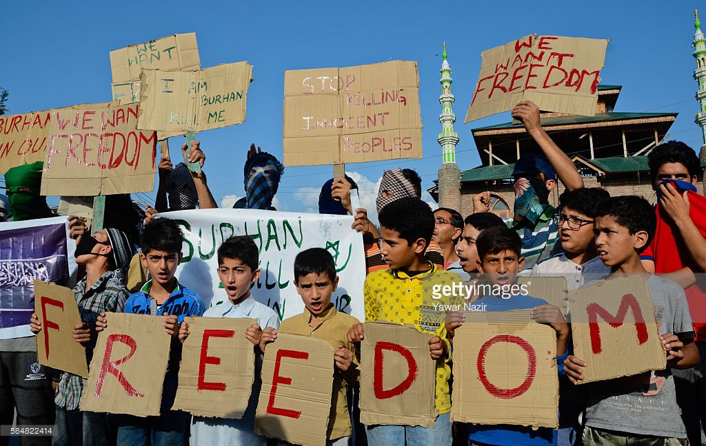 ShahzaadMirzaa's tweet photo. Srinagar: Freedom Protests going on across Kashmir. #Kashmir #KashmirCrisis https://t.co/N3n5nUjfM5