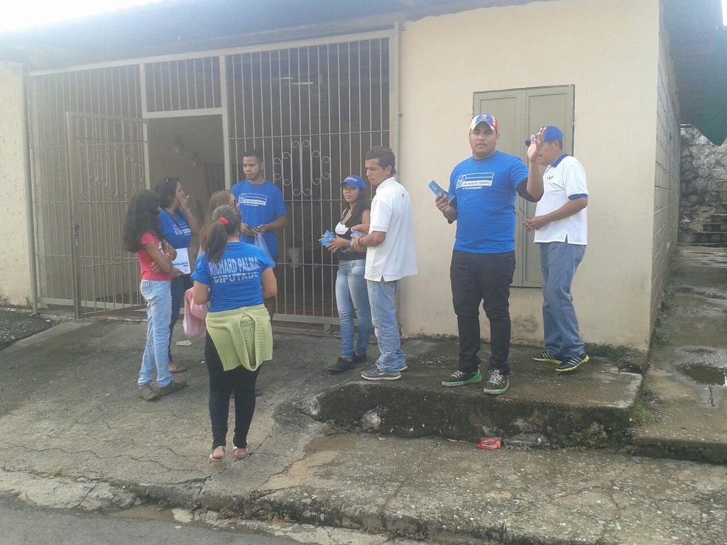 RoscioUNT's tweet photo. El equipo de UNT casa x casa en el sector Jesus de Nasareth de #SvJM Municipio Roscio @partidoUNT https://t.co/pvhFlDQ0g2