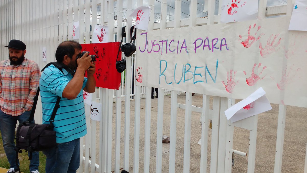 AlaideMtz's tweet photo. Protestan en Chilpancingo fotoreporteros y reporteros a un año del asesinato de Rubén Espinosa #1AnoSinRuben https://t.co/zCln2qRUlj