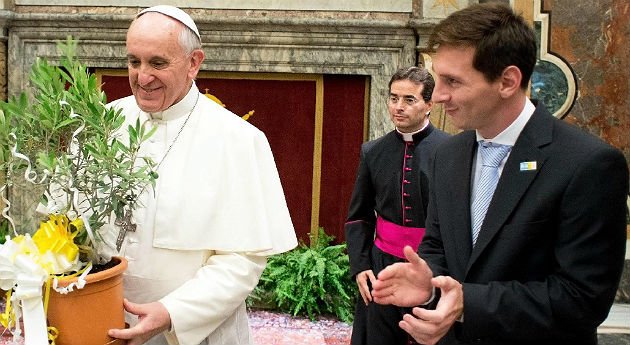 MisterCalvoChip's tweet photo. Papa Francisco: "¿Maradona o Pelé?, para mí el mejor es Messi" https://t.co/TcBIYNY1sC