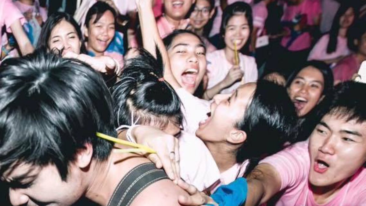earthskyp's tweet photo. เมื่อมือกีต้าวง The Mousses ถอดเสื้อ
และนี่ความแตกฮือของนิสิต *😮😮

#CUignite #Chula100 
#กูจะไม่ยอมเห็นรูปนี้คนเดียว https://t.co/Y8BM5vLdWD