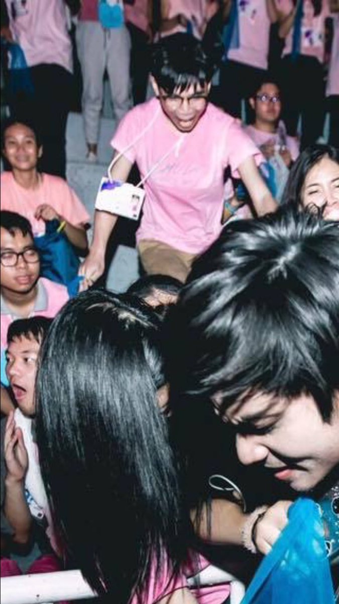earthskyp's tweet photo. เมื่อมือกีต้าวง The Mousses ถอดเสื้อ
และนี่ความแตกฮือของนิสิต *😮😮

#CUignite #Chula100 
#กูจะไม่ยอมเห็นรูปนี้คนเดียว https://t.co/Y8BM5vLdWD