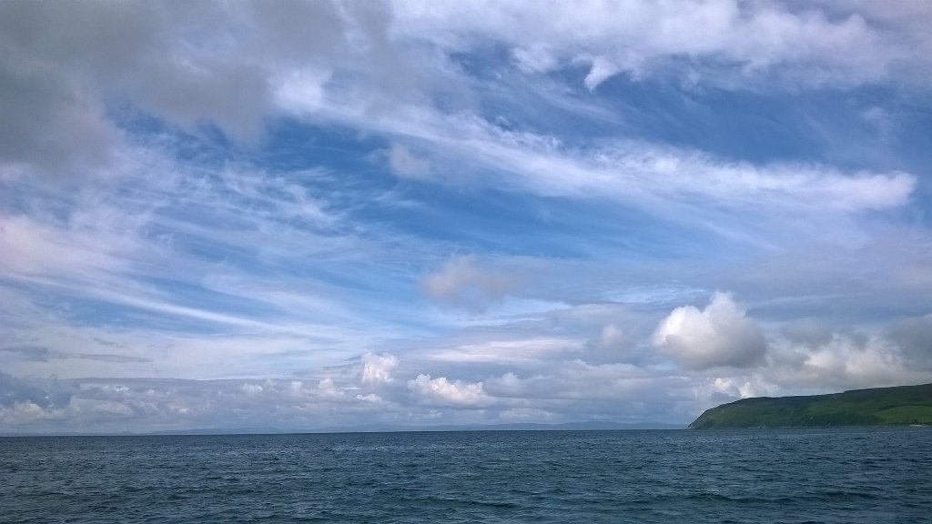 FMacKenzie999's tweet photo. Amazing #blue #sky, near #keils #mullofkintyre #Ireland in the distance #clouds https://t.co/OaqggSsWcf