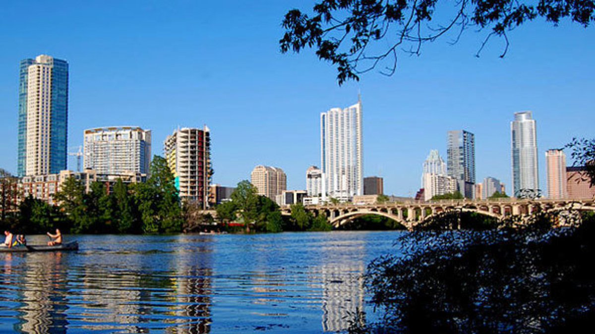 Police: 1 dead, 4 injured in separate Austin shootings bit.ly/2aCKbx9?utm_me… https://t.co/4fsjCFbW0a