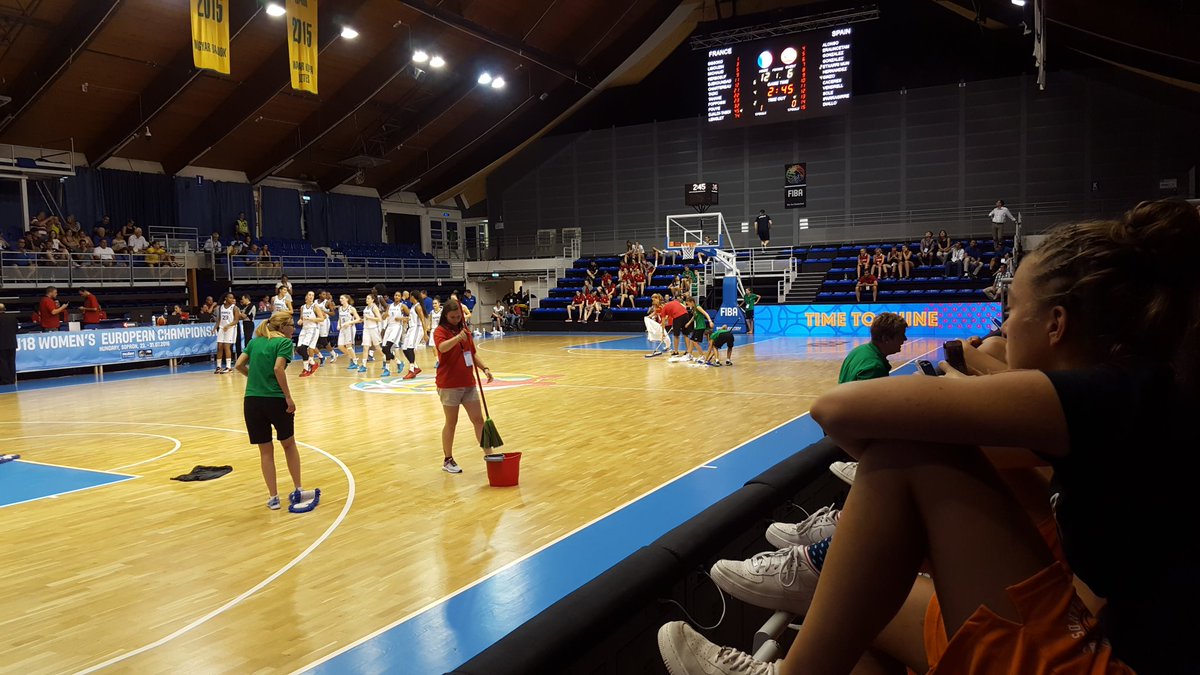 ThijsVolmer's tweet image. Small setback during the #FIBAU18Europe final. #raininginside