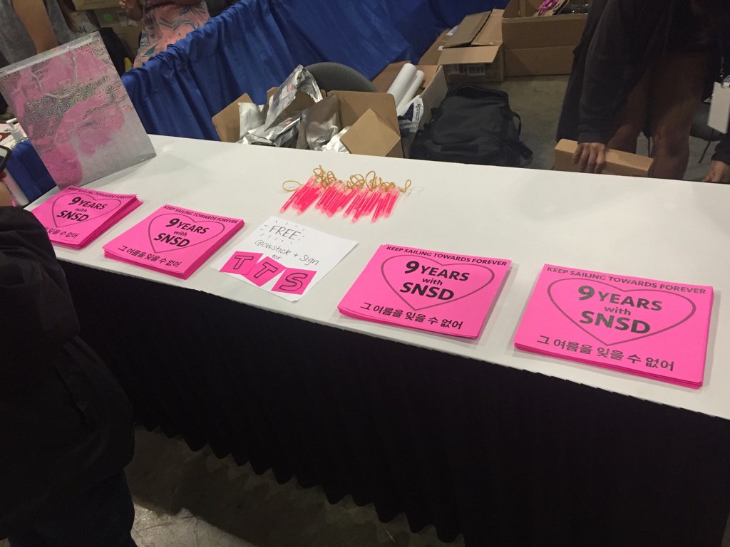 bakastereo's tweet photo. giving away glowsticks n signs for taetiseo today! Drop by the  @soshified booth to pick one up! #kconla #taetiseo https://t.co/8GMKYAhG2d