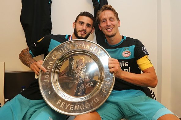 SC_ESPN's tweet photo. El uruguayo Pereiro, con el "plato de campeón": se consagró en la Supercopa de Holanda, con el PSV. https://t.co/7n7EXpPBgs