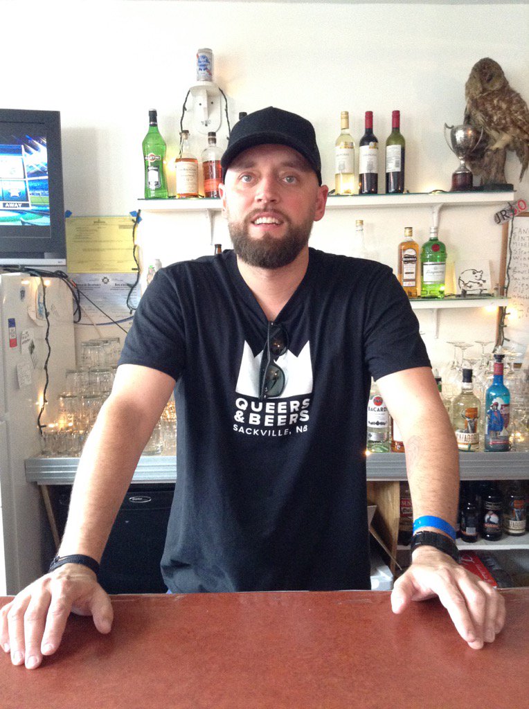Celebrity bartender Jery    R. #focused